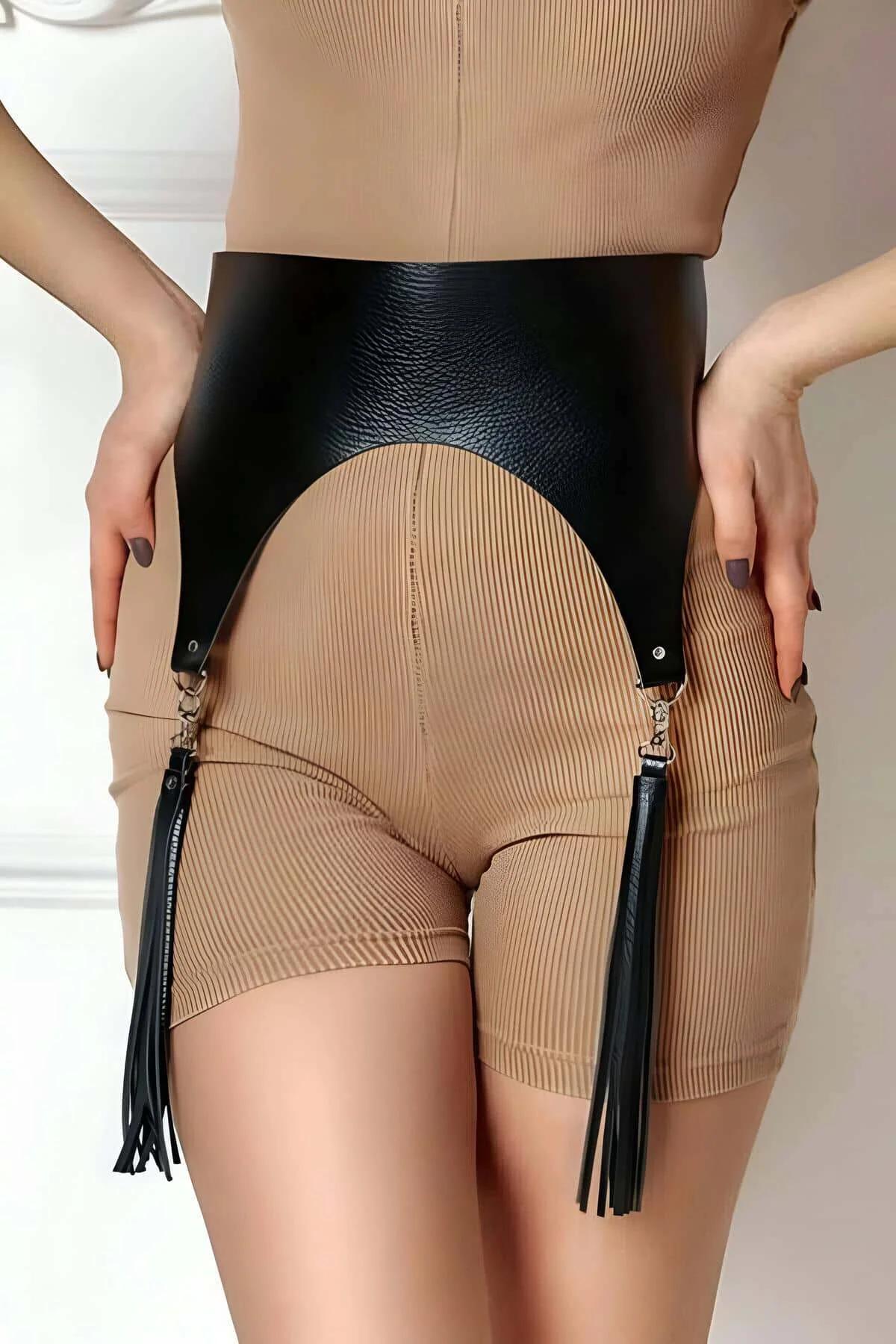bej fitilli şort üzerinde kalçada sarkan çıkarılabilir püsküllü siyah suni deri geniş bel harness