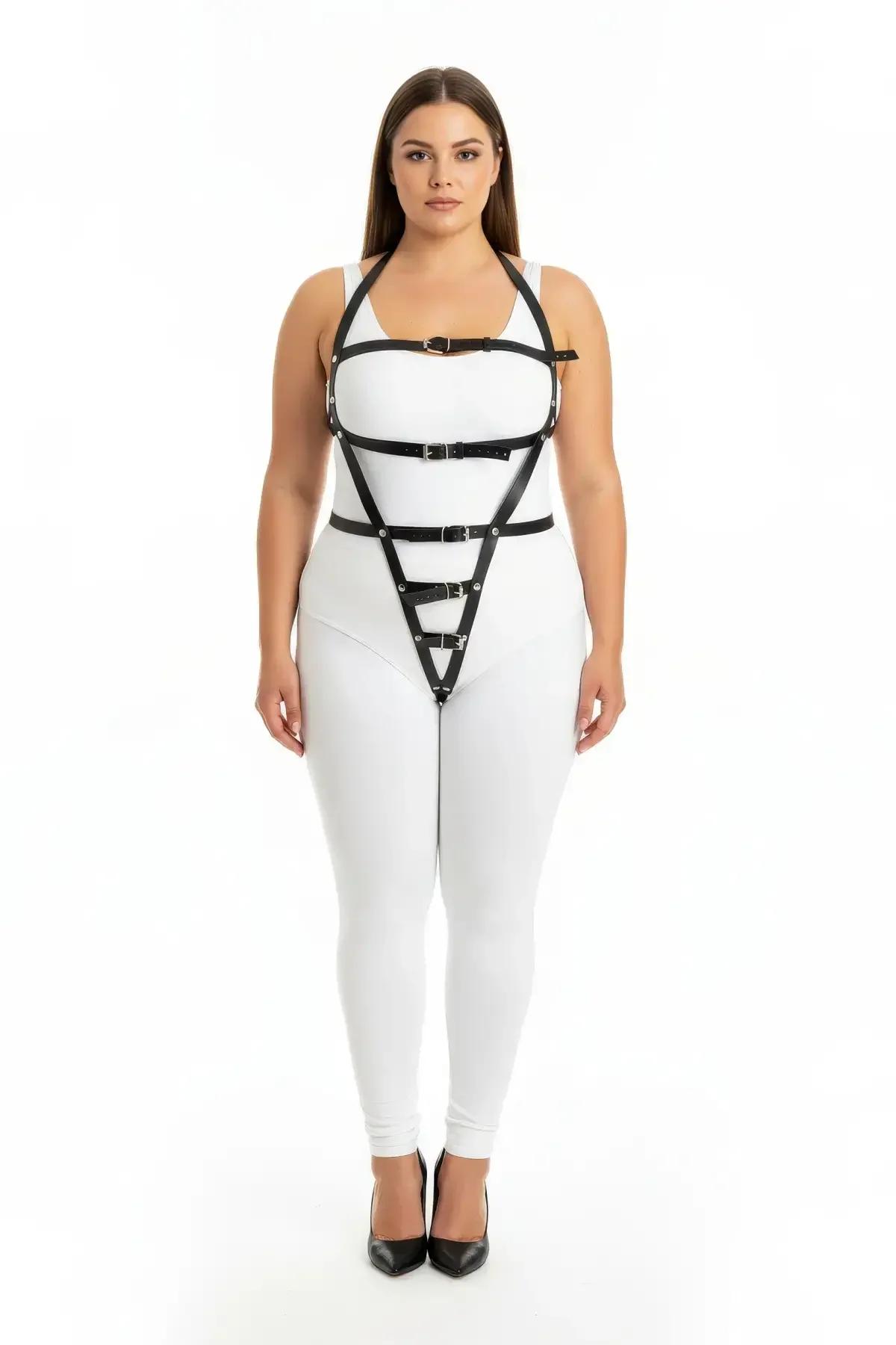Ayarlanabilir V askı ve altı gümüş metal tokayla siyah vegan deri tam vücut harness, beyaz bodysuit üzerinde