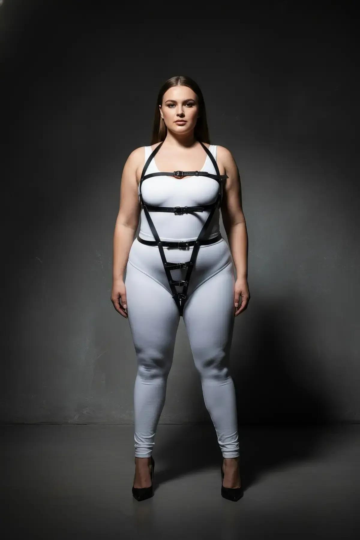 Göğüs bandında siyah mat PU harness askılarında gümüş çinko alaşımlı tokalar yakın çekim
