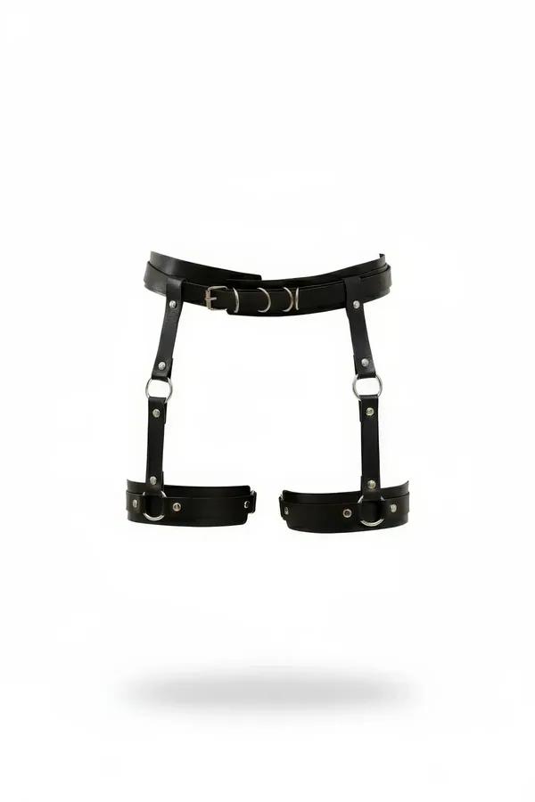 Beyaz zeminde çift uyluk bantları, gümüş O-halkalar, perçinler ve ön iğne toka bel bandlı siyah suni deri jartiyer harness