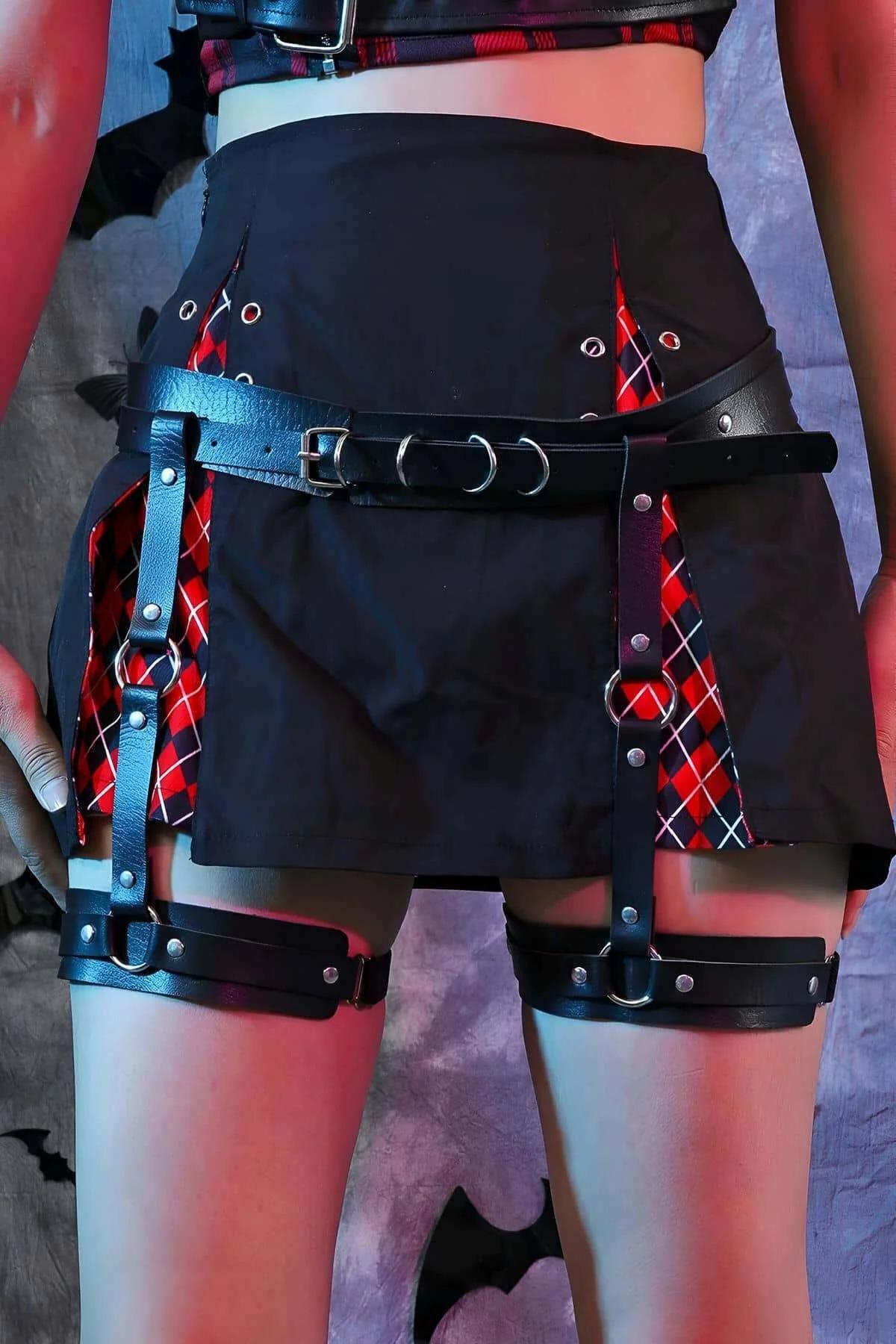 vegan deri jartiyer harness rivet detayı ve D-ring donanım yakın çekim