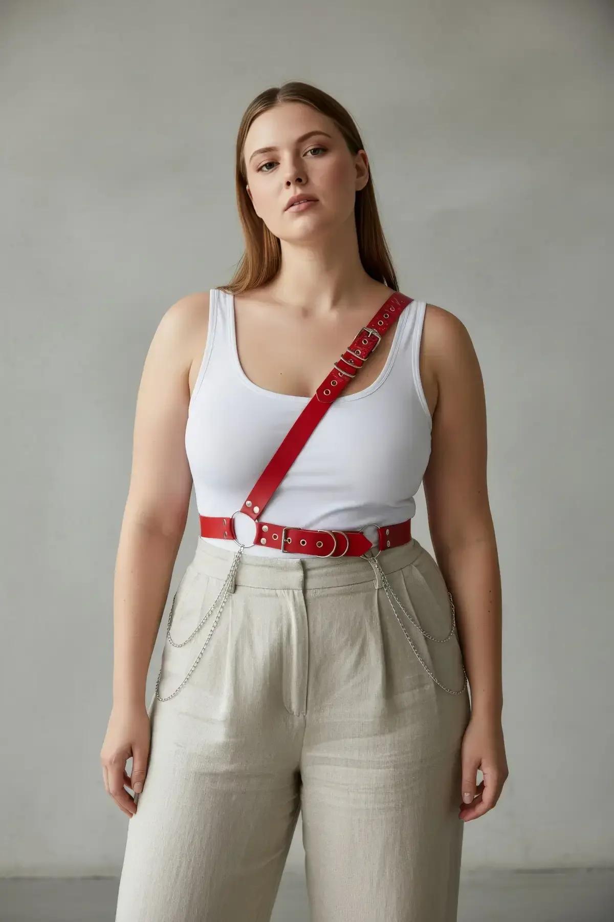 kırmızı PU deri harness gümüş O-halka yakın çekim büyük beden