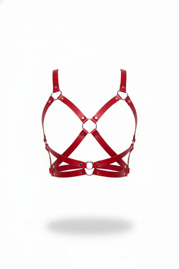 Çift gümüş O-halkalar ve perçin donanımlı kırmızı suni deri X-askı harness sütyen ön görünüm