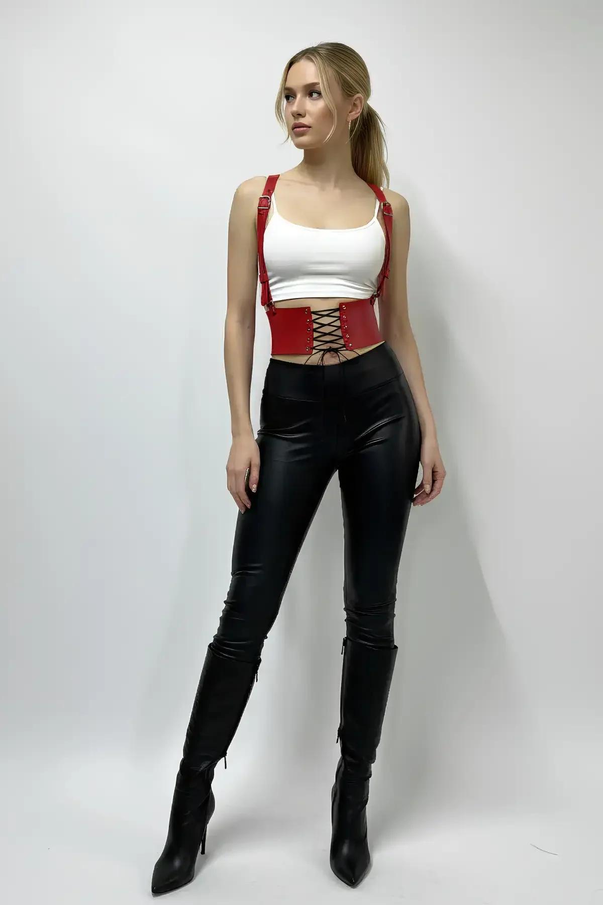 Beyaz crop top ve siyah pantolon üzerinde kırmızı suni deri korse bel harness kombini