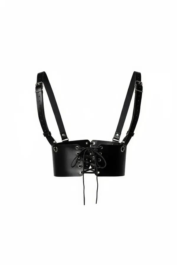 Ön korse bağcıklı, gun-metal perçinler ve ayarlanabilir omuz askılı siyah suni deri sutyenaltı kuşak harness