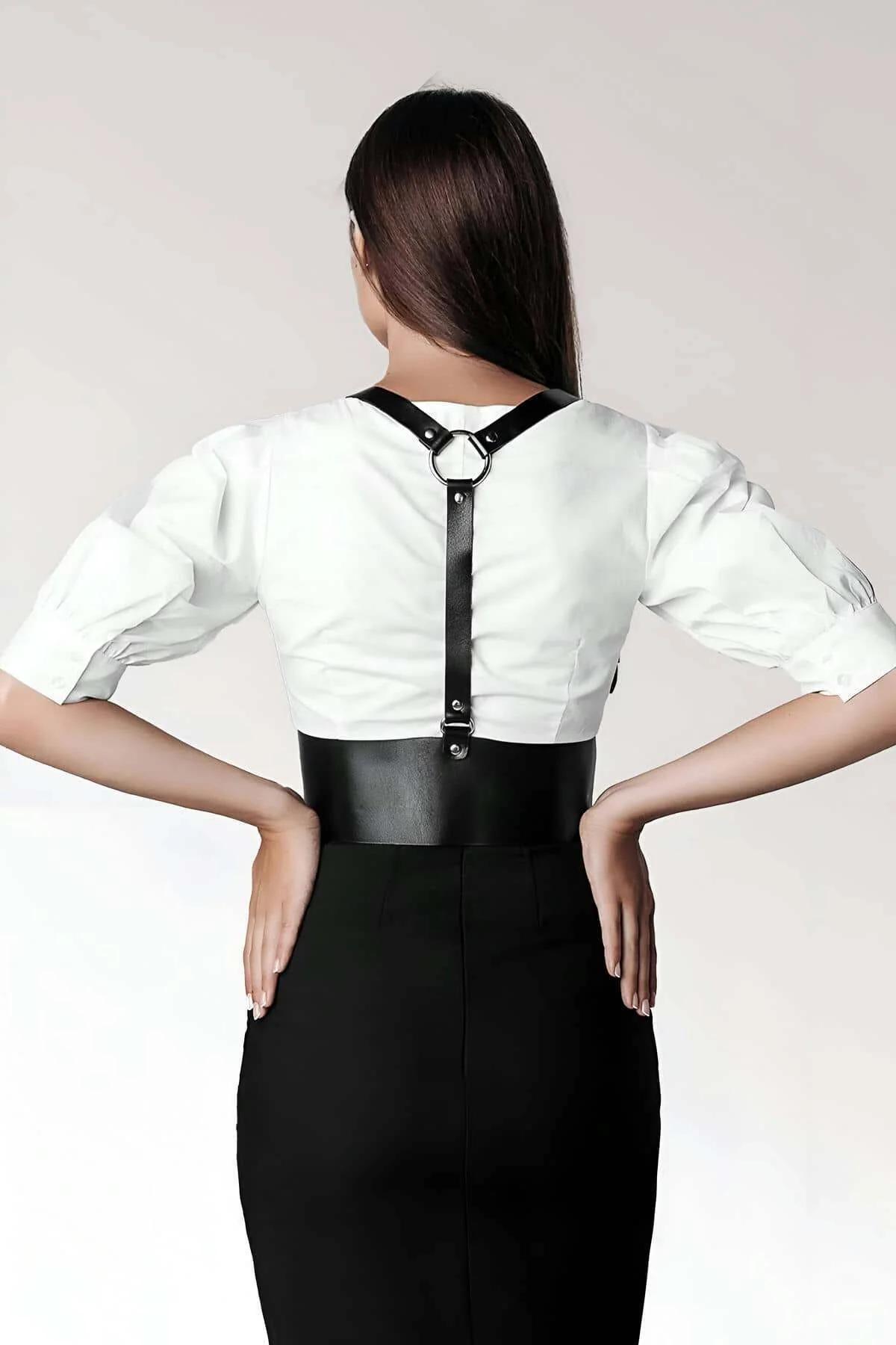 Korse harness'ın siyah suni deri omuz askısındaki gümüş iğne toka