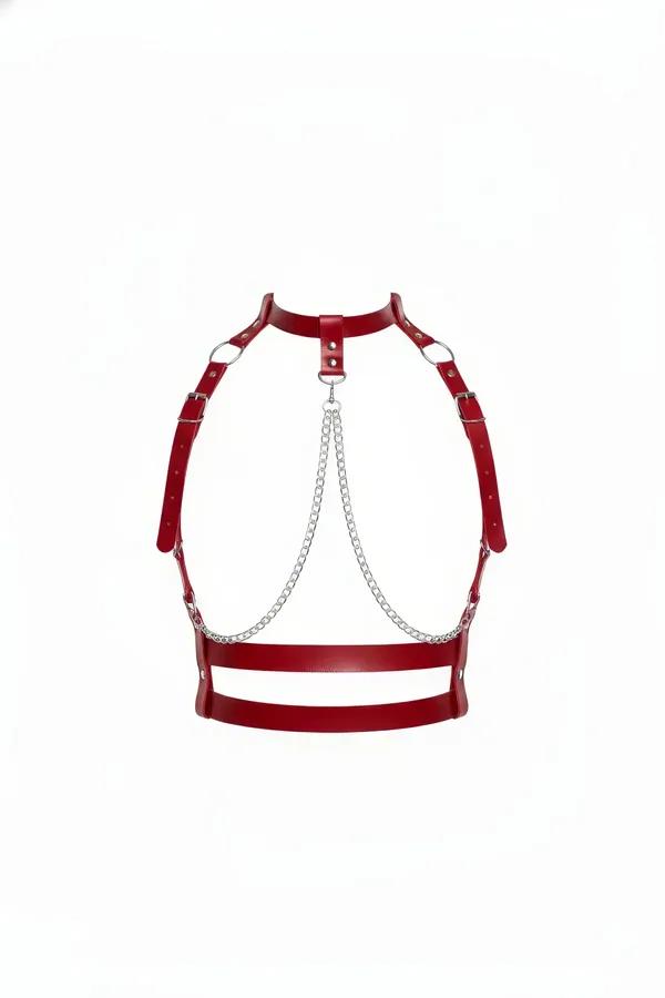 Beyaz zeminde oval askı çerçeveli V-sallantı gümüş zincir ve çift sutyenaltı bantlı kırmızı suni deri kafes harness