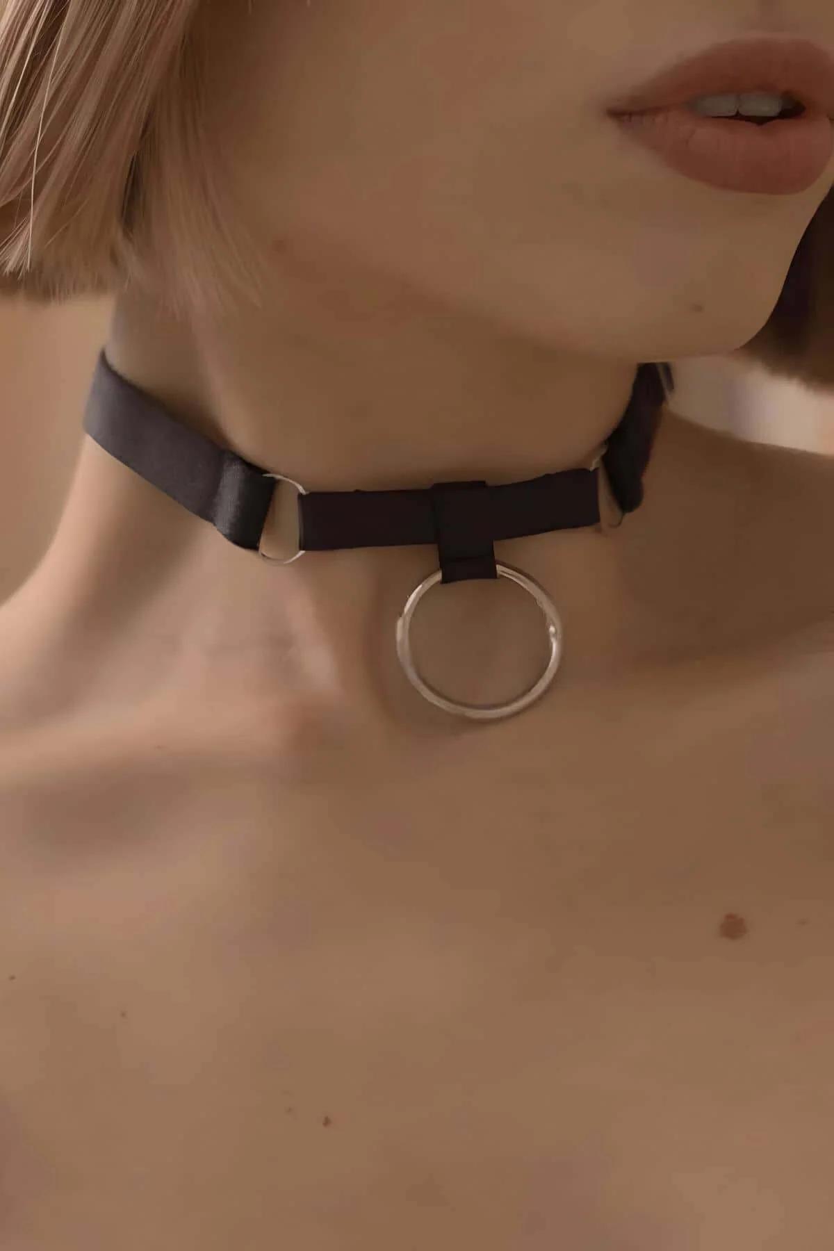 Elastik bel harness'tan sallanan çift klipsli dört siyah jartiyer askısı