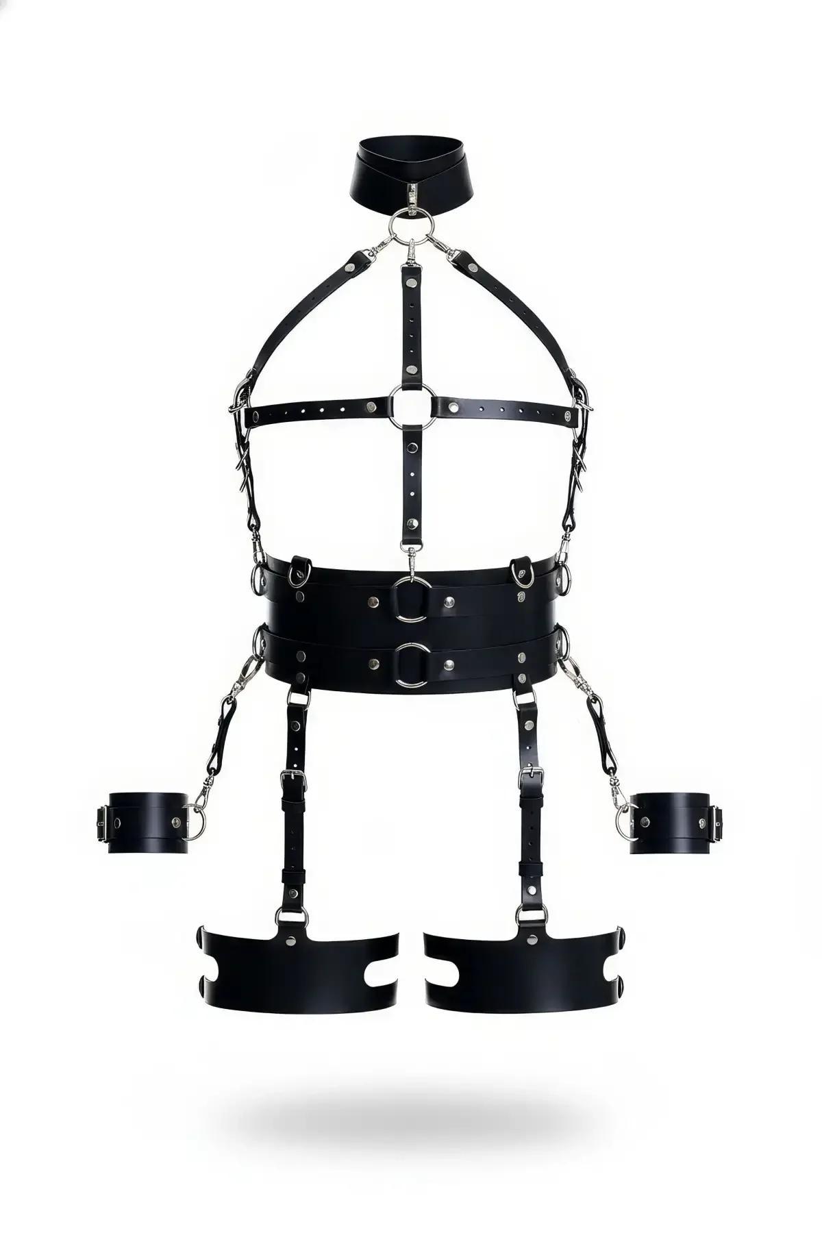 Yastıklı boyunluk, göğüs kafesi, çift bel kemeri, gümüş zincirler ve bilekliklerle siyah suni deri tam vücut harness