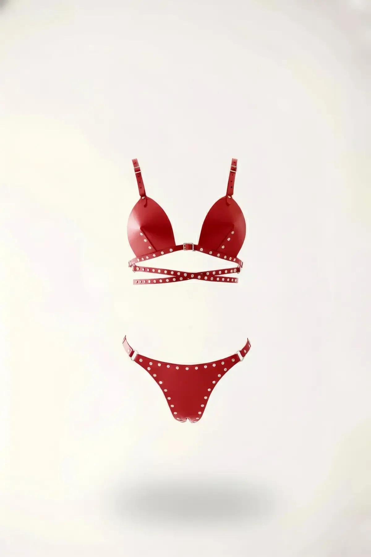 Tüm askı kenarlarında gümüş metal zımbalarla kırmızı suni deri zımbalar harness bralet ve tanga seti