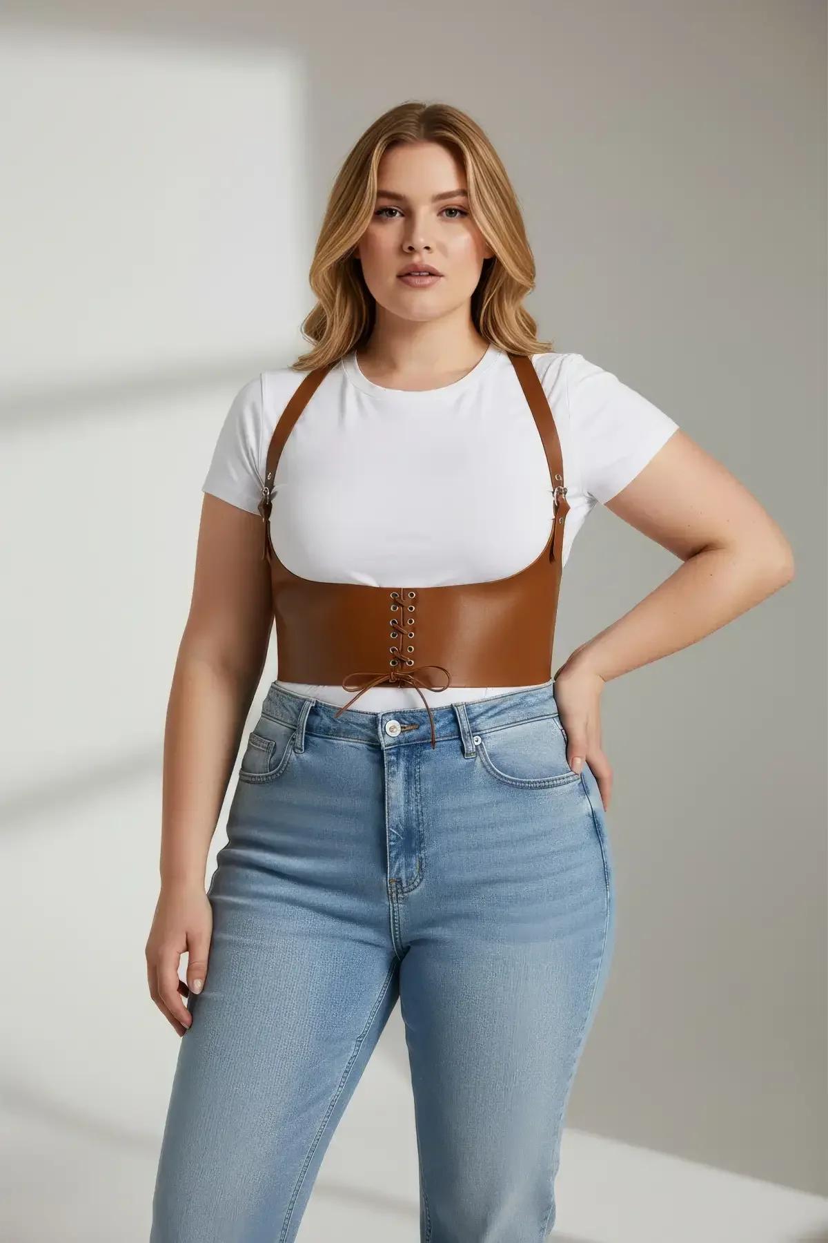 Altın tonu metal ilikli ten rengi vegan deri korse harness bağcıklı ön detay yakın çekim