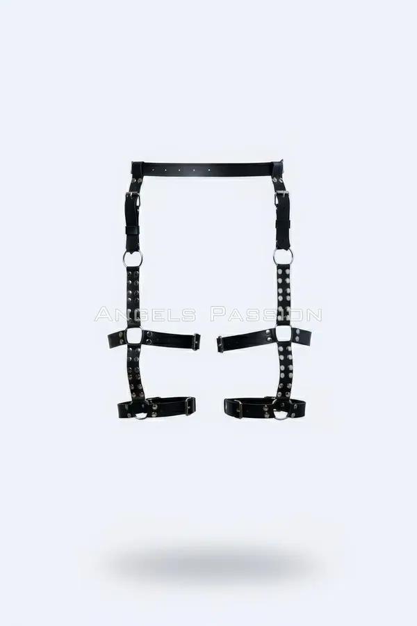 Siyah suni deri çift bacak harness, gümüş kubbe zımbaları ve O-halkalar, ayarlanabilir uyluk askıları ön görünüm