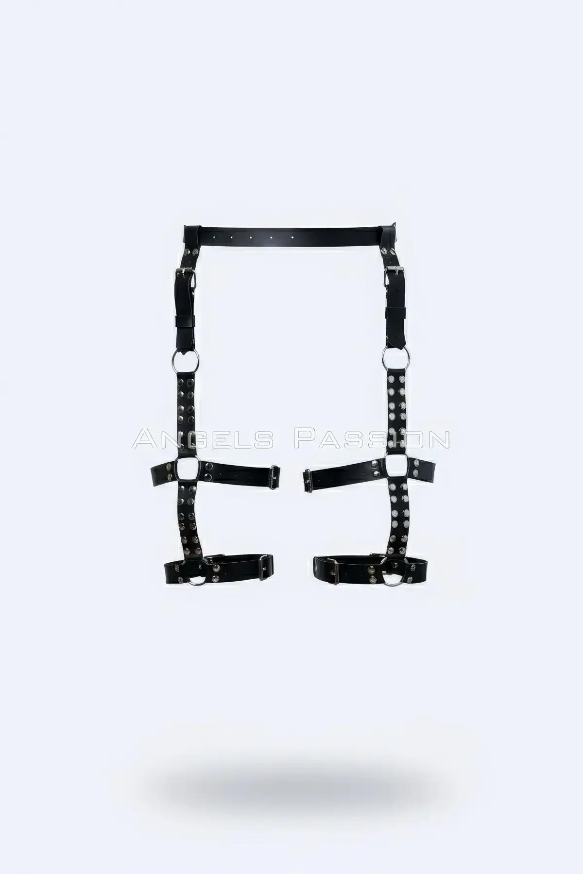 Siyah suni deri çift bacak harness, gümüş kubbe zımbaları ve O-halkalar, ayarlanabilir uyluk askıları ön görünüm