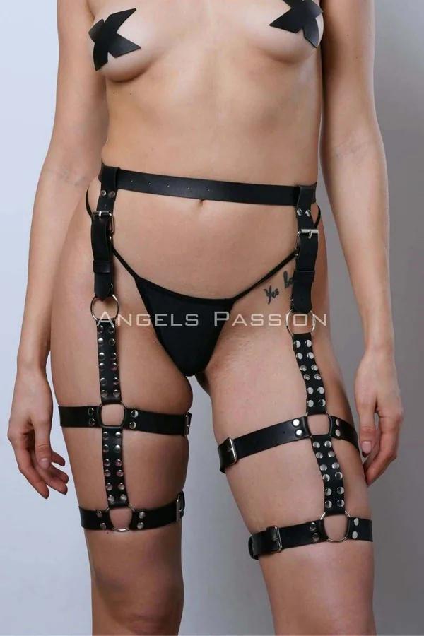 Krom O-halkalarla birbirine bağlı gümüş perçin zımbalı askılar ve kafesli uyluk panelli siyah suni deri bacak harness