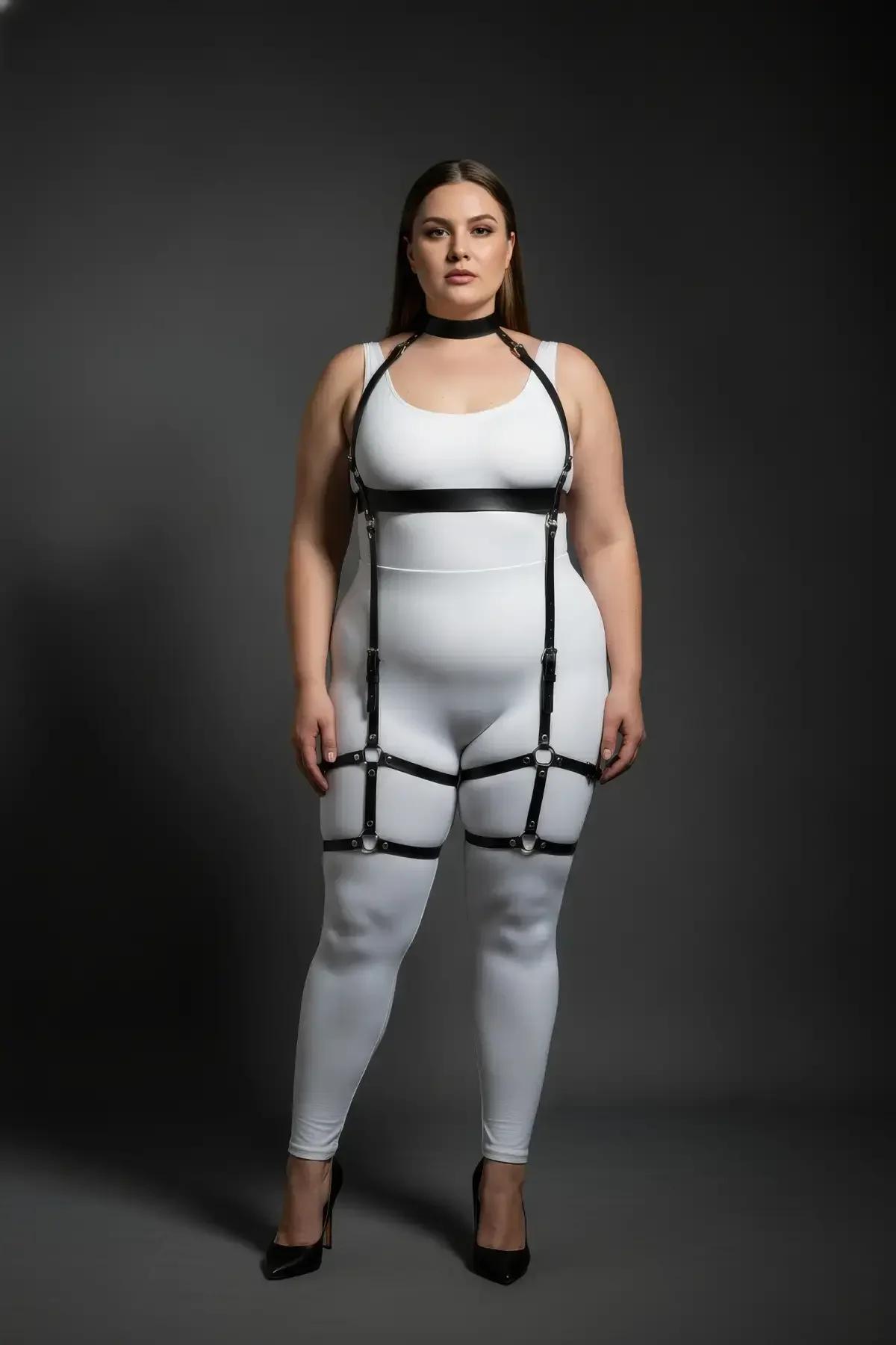 Halter boyun toka kapamayı ve sırtta dikey askı yönlendirmesini gösteren siyah tam vücut harness arka görünümü