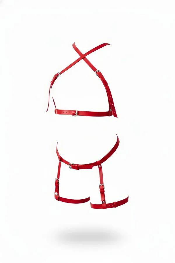 Kırmızı suni deri göğüs ve bacak jartiyer harness set, X-çapraz askılar ve gümüş iğne tokalar, beyaz arka plan