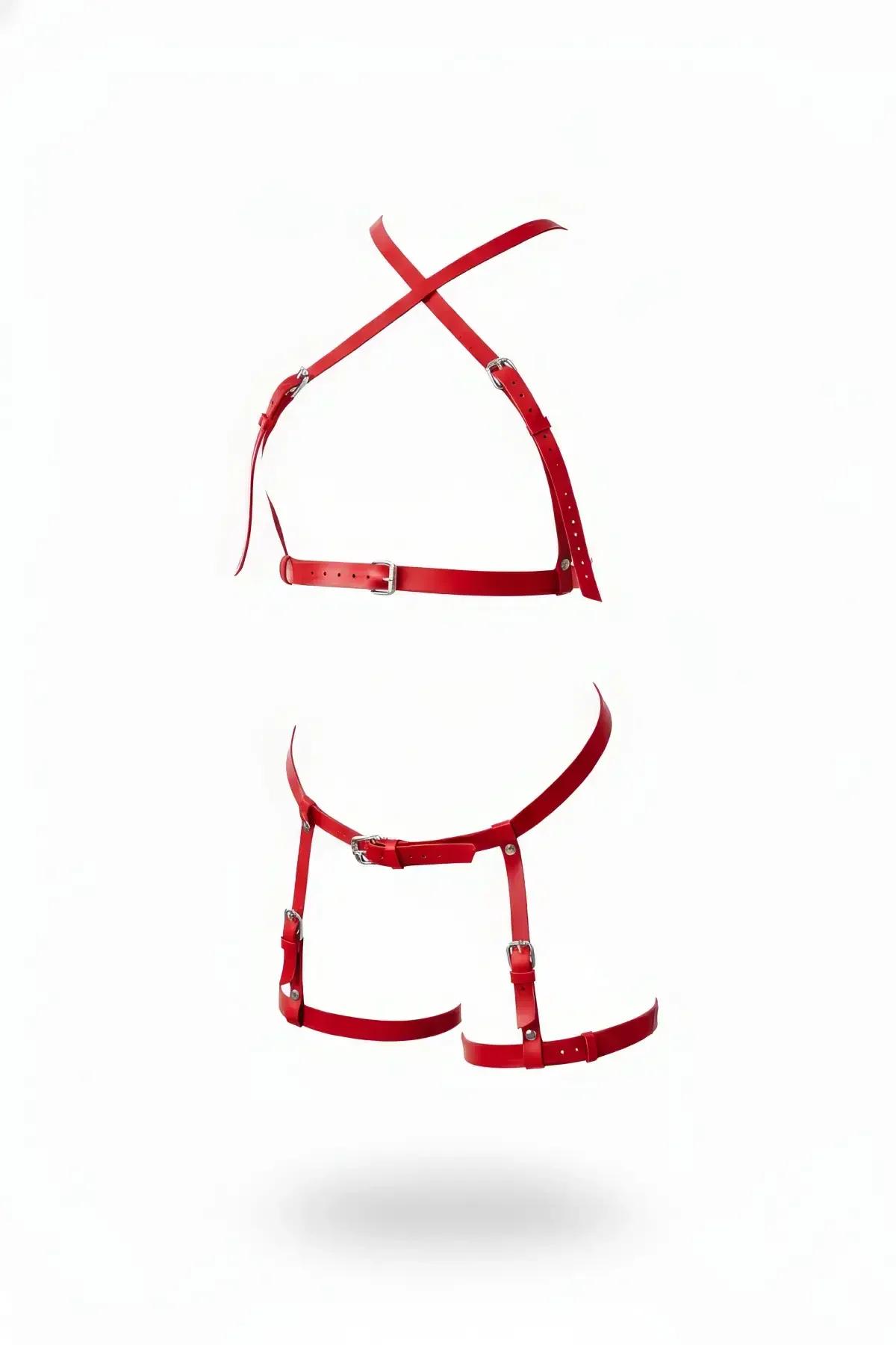 Kırmızı suni deri göğüs ve bacak jartiyer harness set, X-çapraz askılar ve gümüş iğne tokalar, beyaz arka plan
