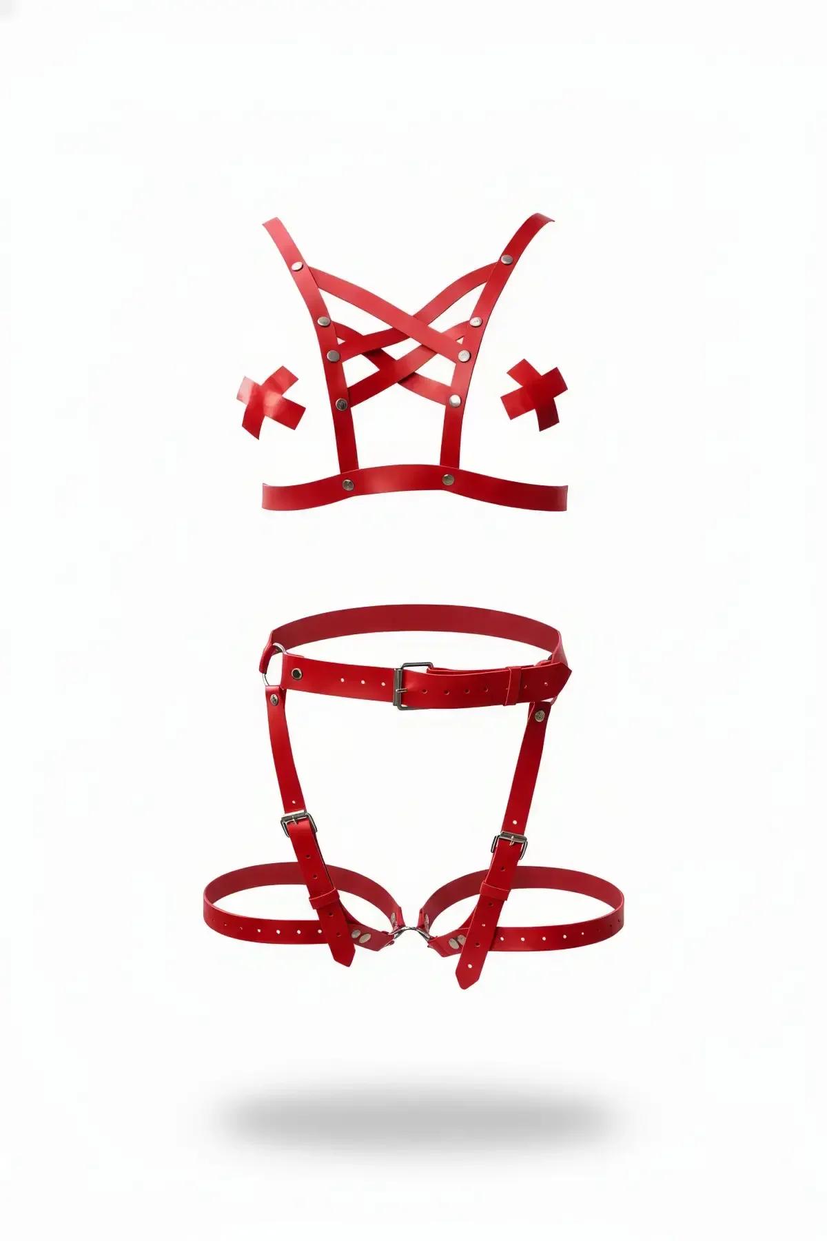 Kırmızı suni deri zımbalı çapraz-sütyen harness üst ve uyluk jartiyer set, gümüş donanım, beyaz arka plan