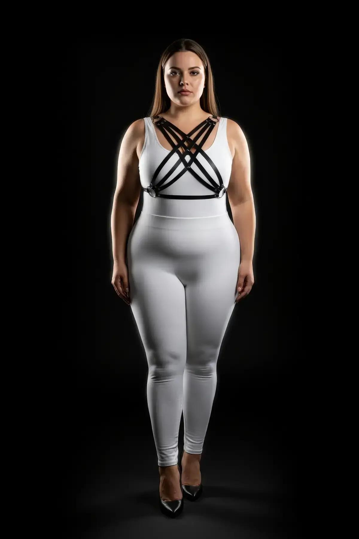 Beyaz uzun kollu bodysuit üzerinde katmanlı siyah askılı göğüs harness önden görünüm