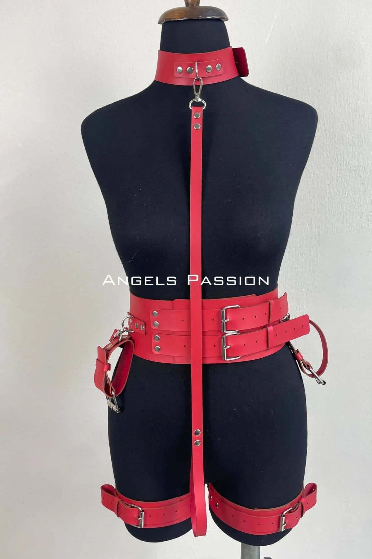 Ayarlanabilir askı ve uyluk manşonu yerleşimini gösteren kırmızı suni deri vücut harness tam arka görünüm