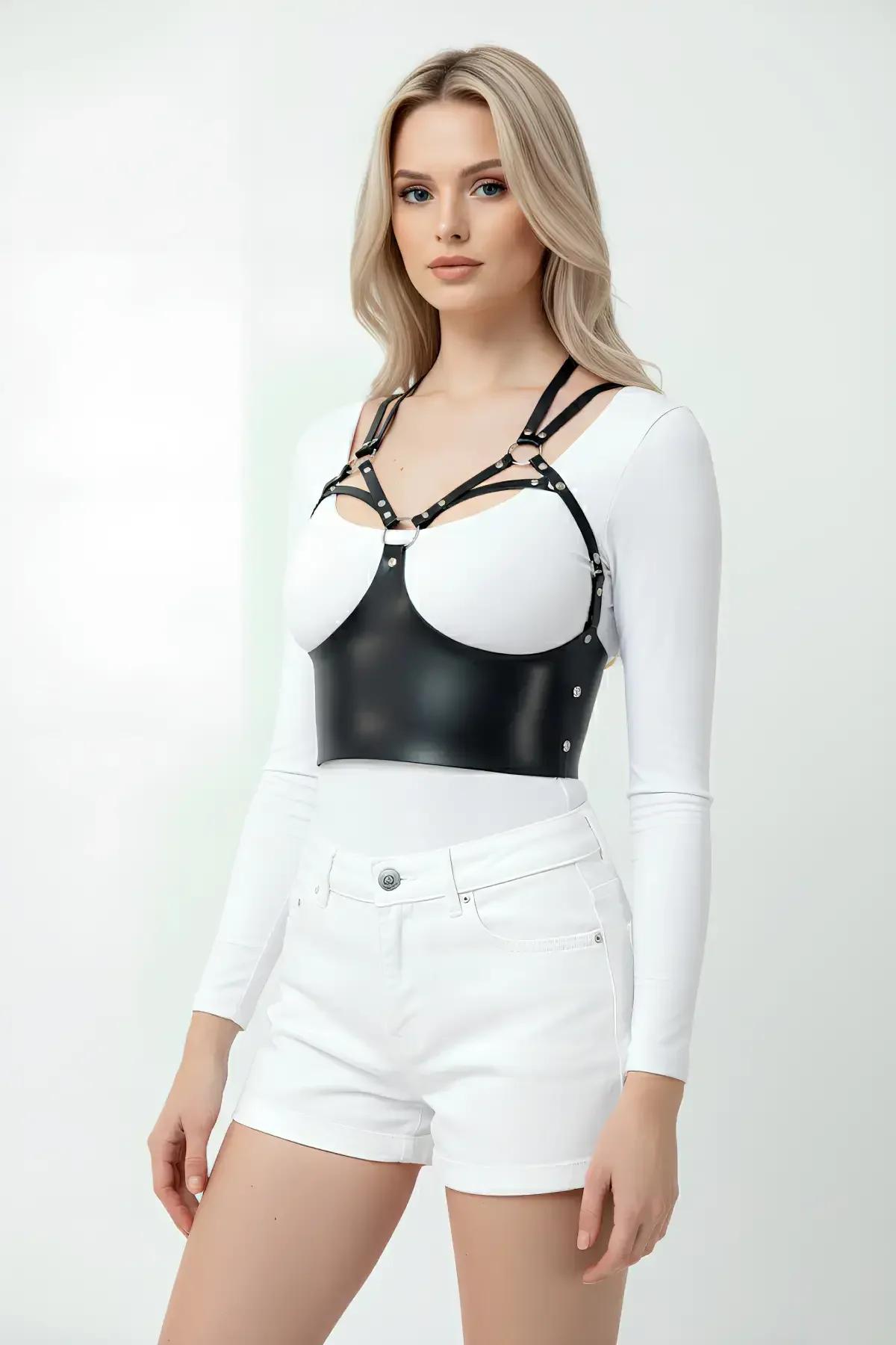 Siyah suni deri zımbalı bustiye harness, gümüş aksesuarlar ve çift omuz askıları, beyaz uzun kollu üst üzerinde