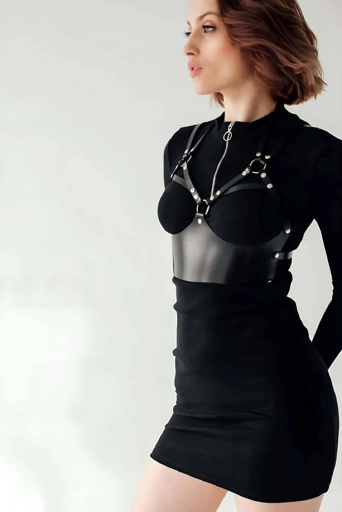 Kadın modelde siyah büstiyer harness arka kapama ve ayarlanabilir askı detayı