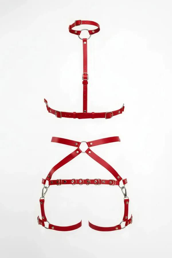 Kırmızı vegan deri tam vücut harness set düz yayılım, gümüş O-halkalar, çoker boyunluk, göğüs bandı, kalça X-çapraz askılar ve uyluk
