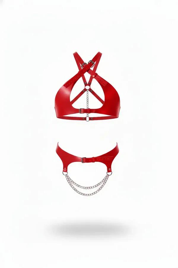 Kırmızı suni deri halter harness üst ve bel kemeri set, çift sarkıt gümüş zincirler, beyaz arka planda düz yayılım