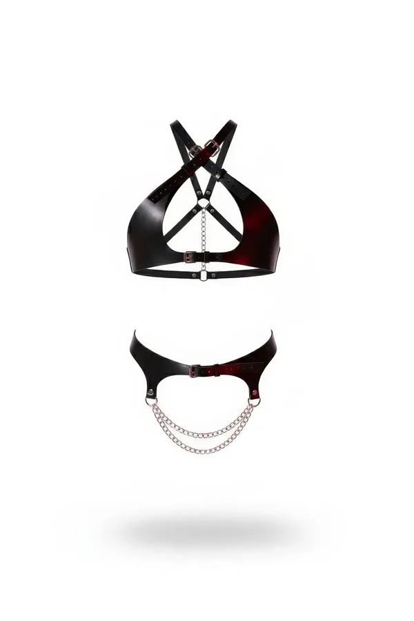 Bordo parlak suni deri iki parça harness set, çapraz sütyen üst ve gümüş zincirli kalça kemeri, beyaz arka plan