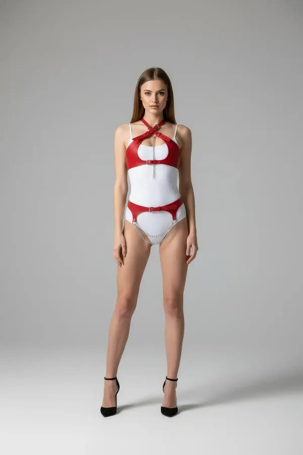 Kırmızı suni deri göğüs harness, çapraz ön halter askılar ve eşleşen gümüş zincirli jartiyer kemer set, ön görünüm