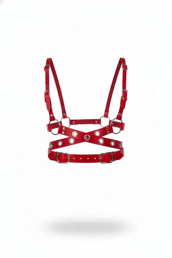 Kırmızı suni deri göğüs harness, gümüş O-halkalar, gözlüklü çapraz askı paneli ve ayarlanabilir toka bel bandı