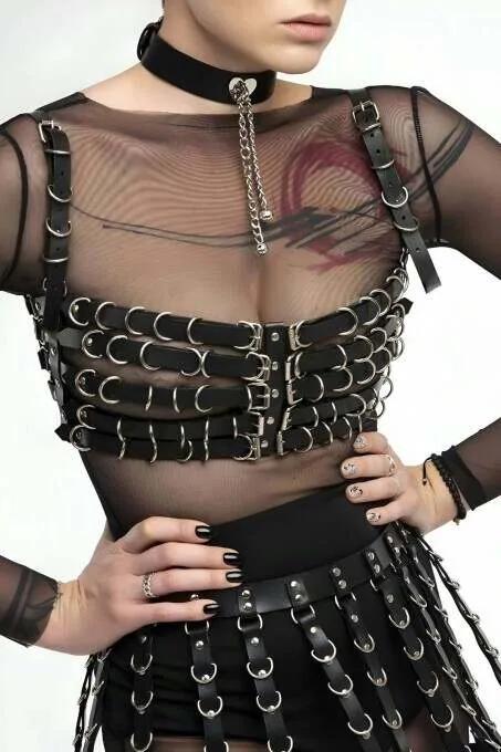 O-halka göğüs kafesi, katmanlı şerit etek ve gümüş zincir çokerli siyah suni deri tam vücut harness seti