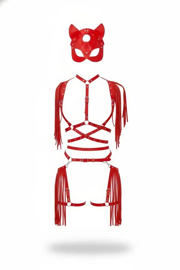 Kırmızı suni deri püsküllü vücut harness set, kedi kulaklı maske, gümüş tokalar ve O-halkalar, beyaz arka plan