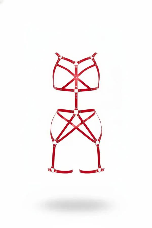 Kırmızı suni deri çok askılı O-halkalı tam vücut harness, X-çapraz göğüs, kalça kafesi ve gümüş gözlük donanım, beyaz arka plan