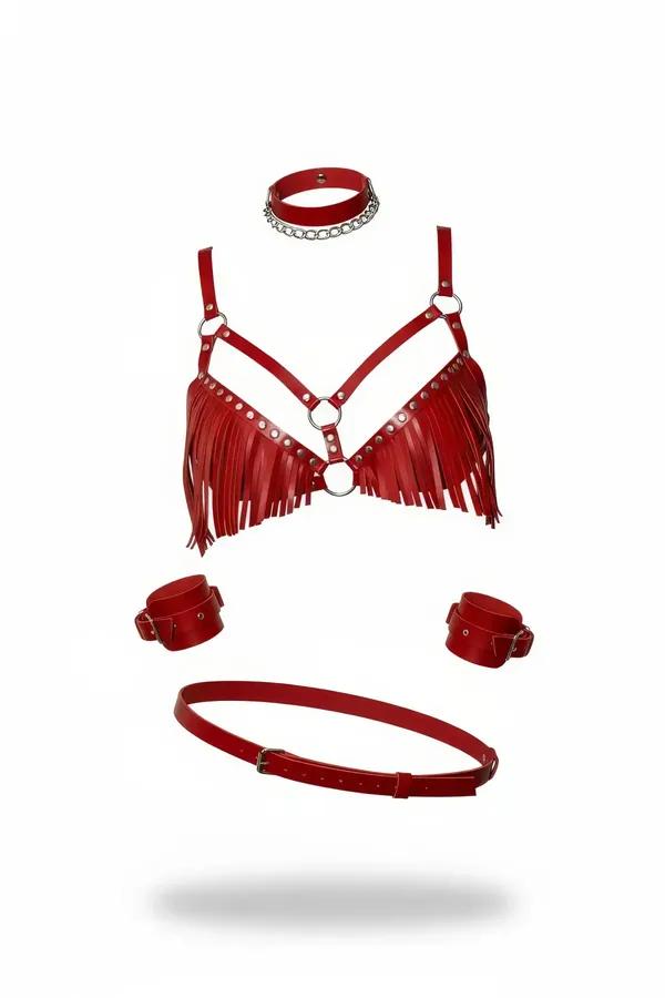Kırmızı suni deri püsküllü harness sütyen set, gümüş O-halkalar, zincirli çoker, bilek manşetleri ve bel kemeri — 5 parça düz yayılım