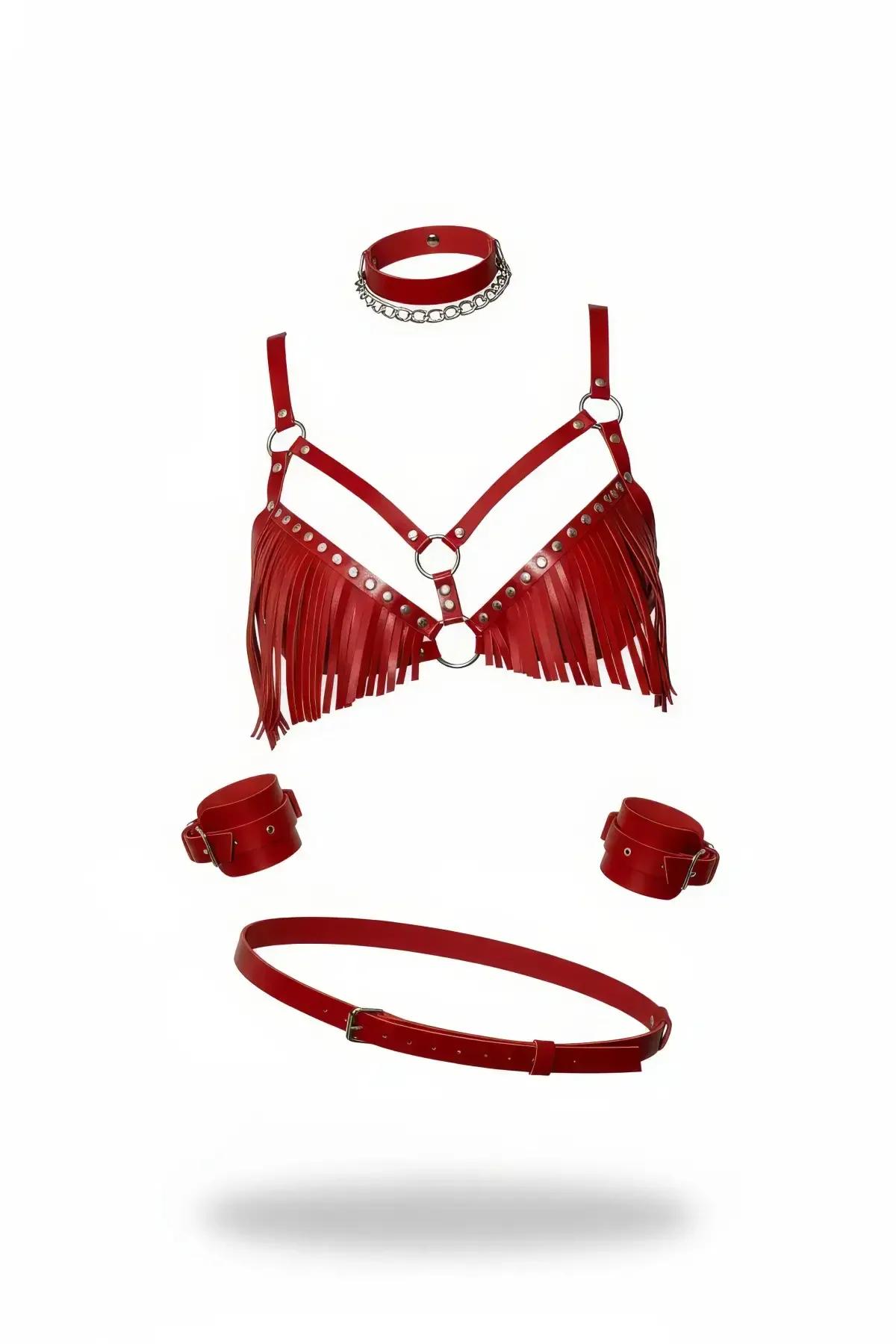 Kırmızı suni deri püsküllü harness sütyen set, gümüş O-halkalar, zincirli çoker, bilek manşetleri ve bel kemeri — 5 parça düz yayılım