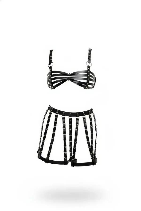 Siyah suni deri çok askılı kafes sütyen ve açık panelli harness etek set, gümüş O-halkalar, beyaz arka plan