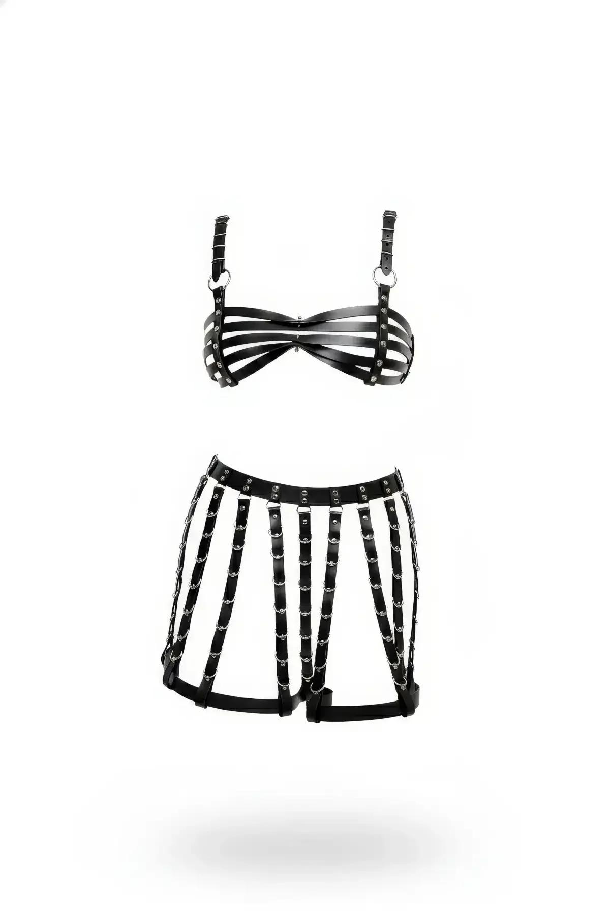 Siyah suni deri çok askılı kafes sütyen ve açık panelli harness etek set, gümüş O-halkalar, beyaz arka plan