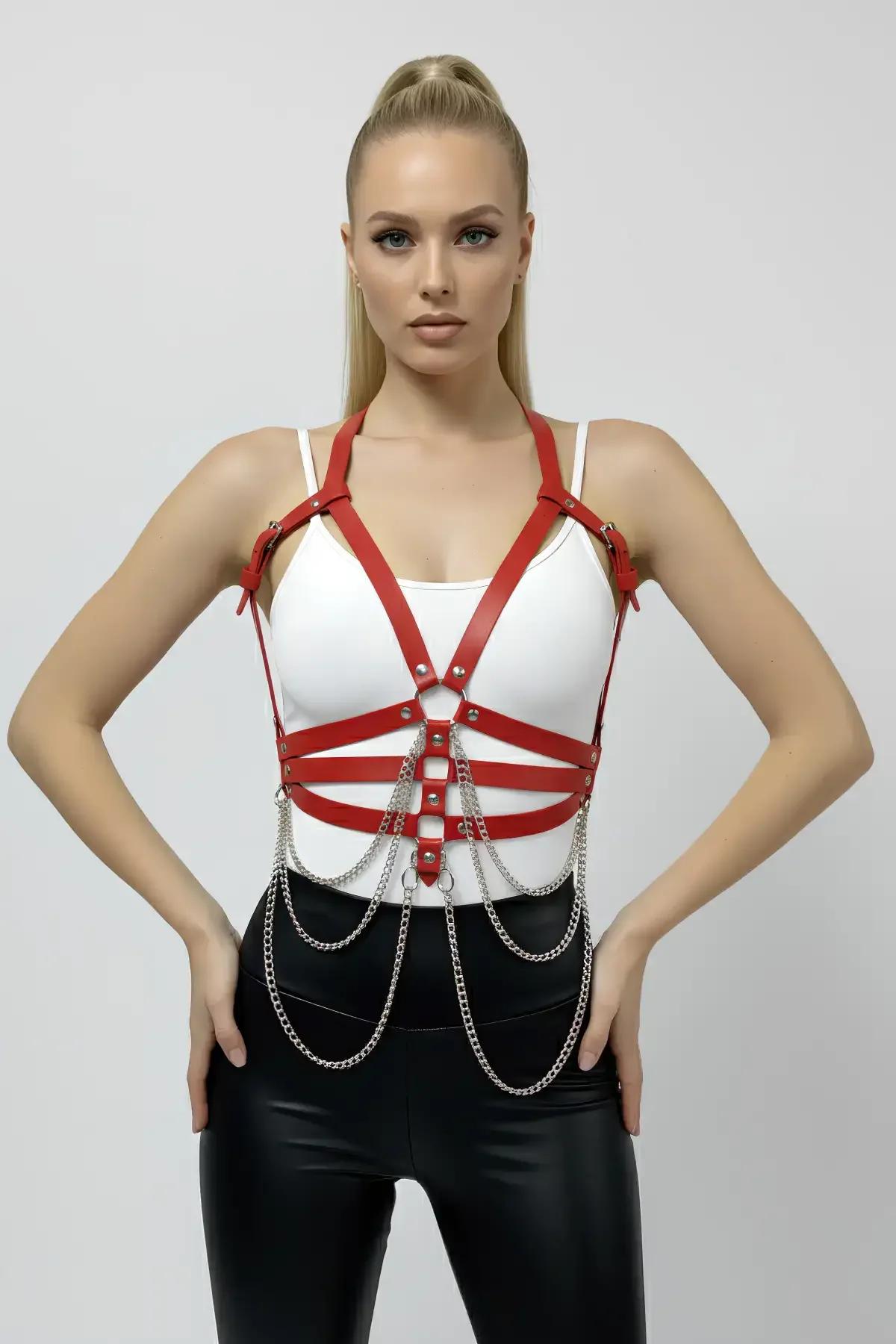 Siyah suni deri pantolon ve beyaz dar kesim üzerinde katmanlı kırmızı askılı göğüs harness