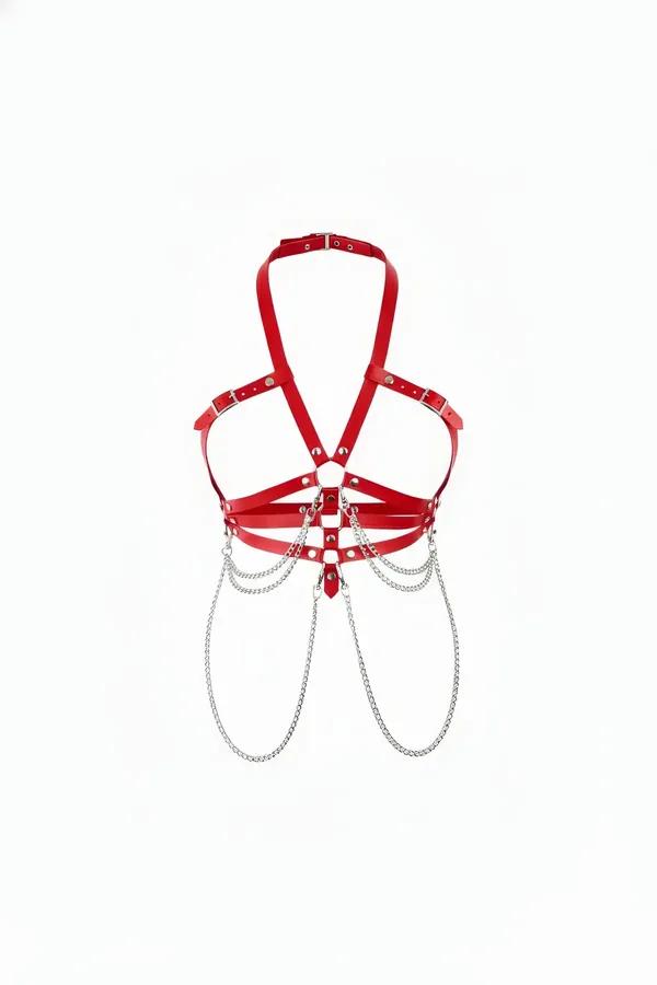 kırmızı vegan deri halter harness alt banttan sarkan dört gümüş zincir ve gümüş perçin detaylı