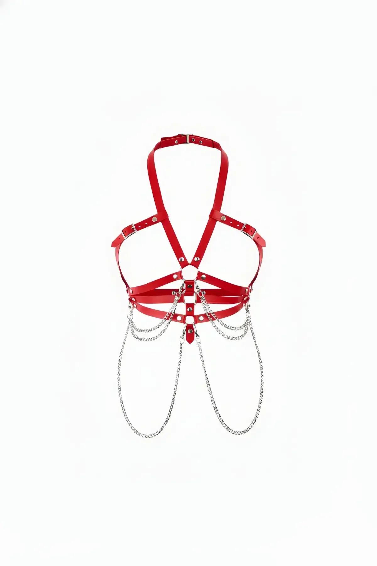 kırmızı vegan deri halter harness alt banttan sarkan dört gümüş zincir ve gümüş perçin detaylı