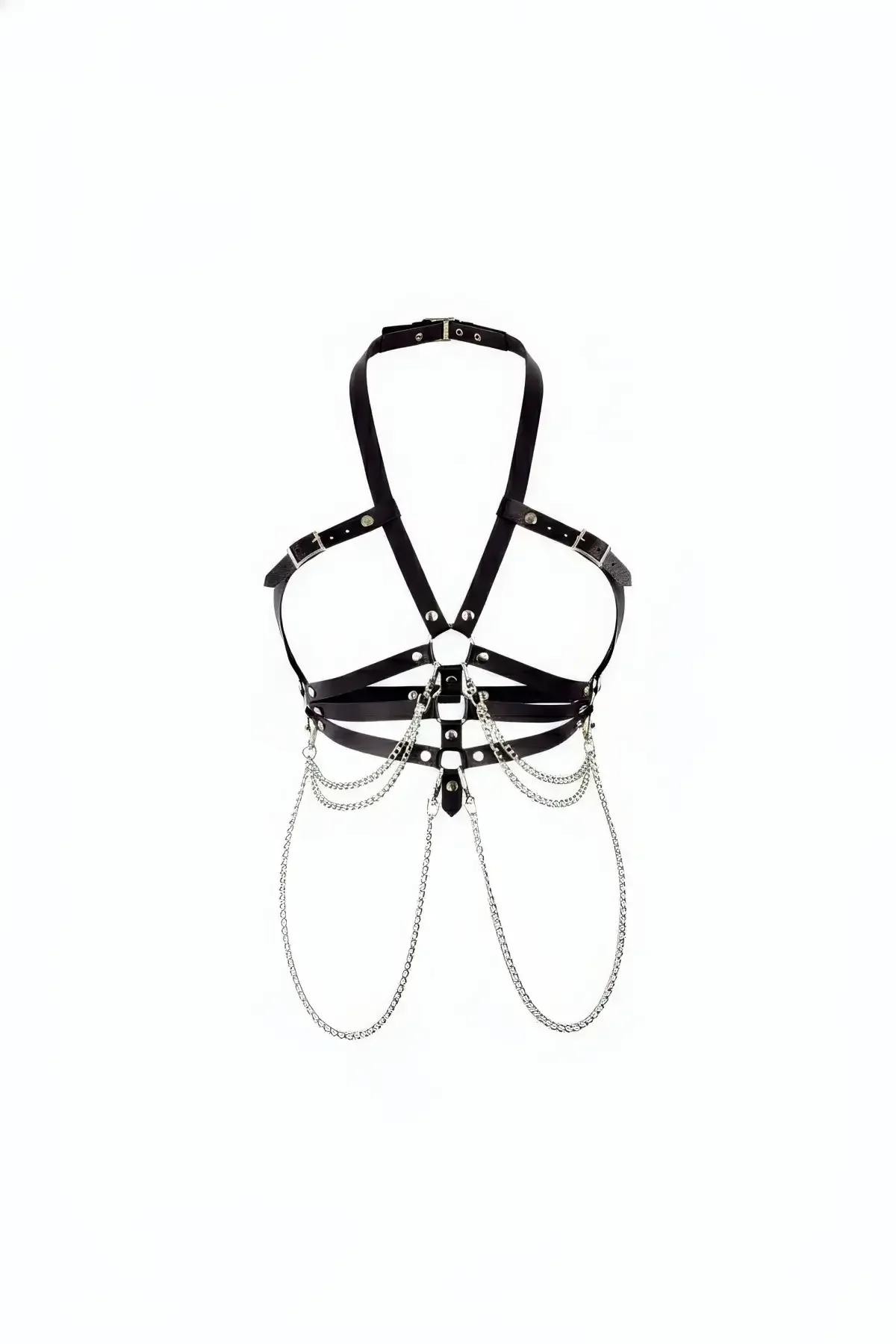 Beyaz fon üzerinde üç dökümlü gümüş zincir ve zımba perçinli siyah suni deri halter vücut harness