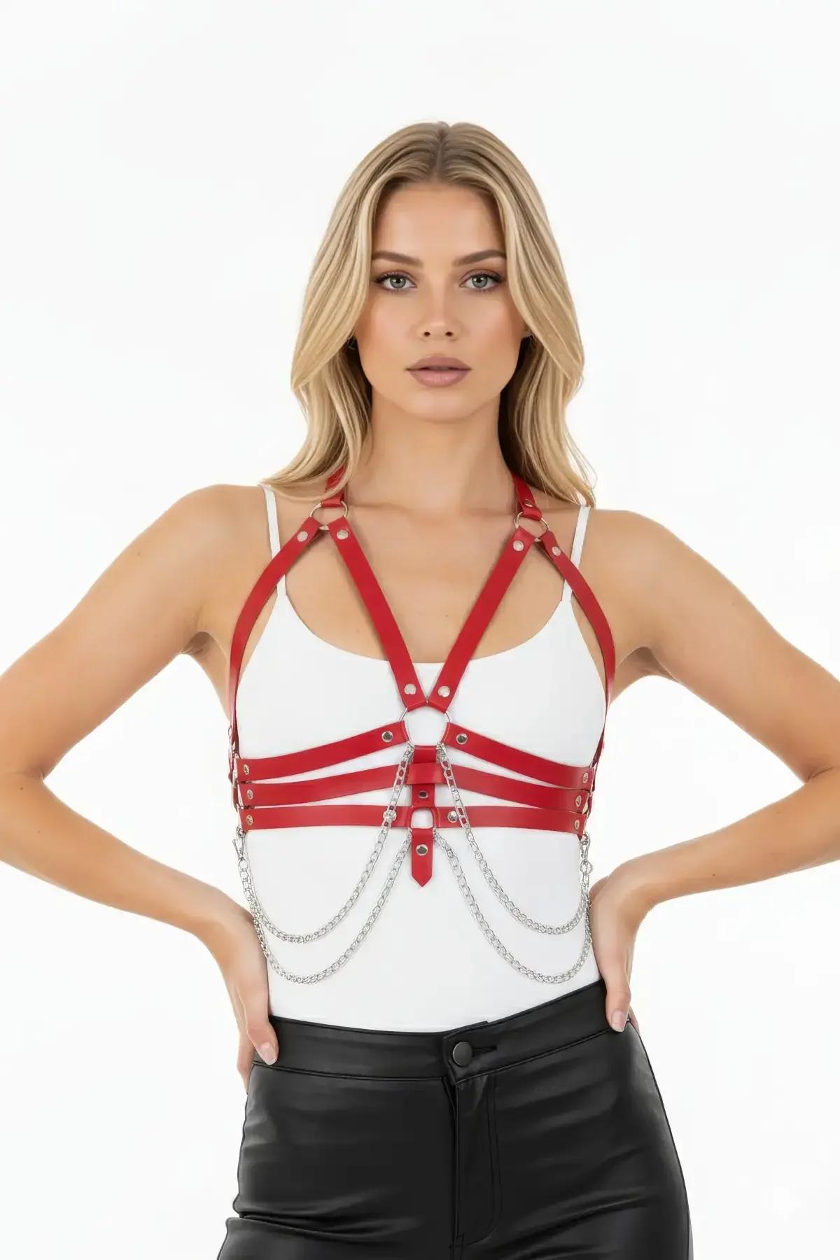 kırmızı çok şeritli harness beyaz bluz üzerine giyim detayı