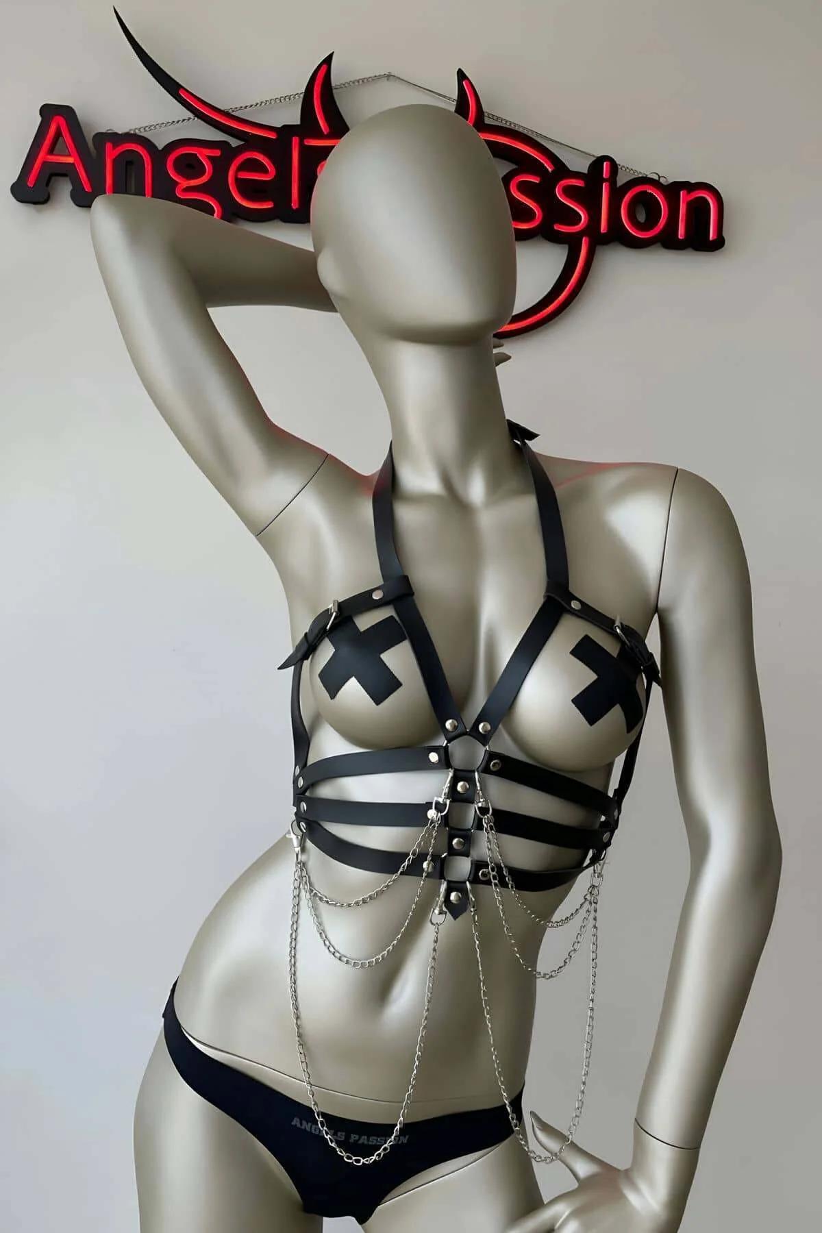 stainless toka ve 60-90 cm göğüs ölçüsüyle siyah V şekilli harness askısı