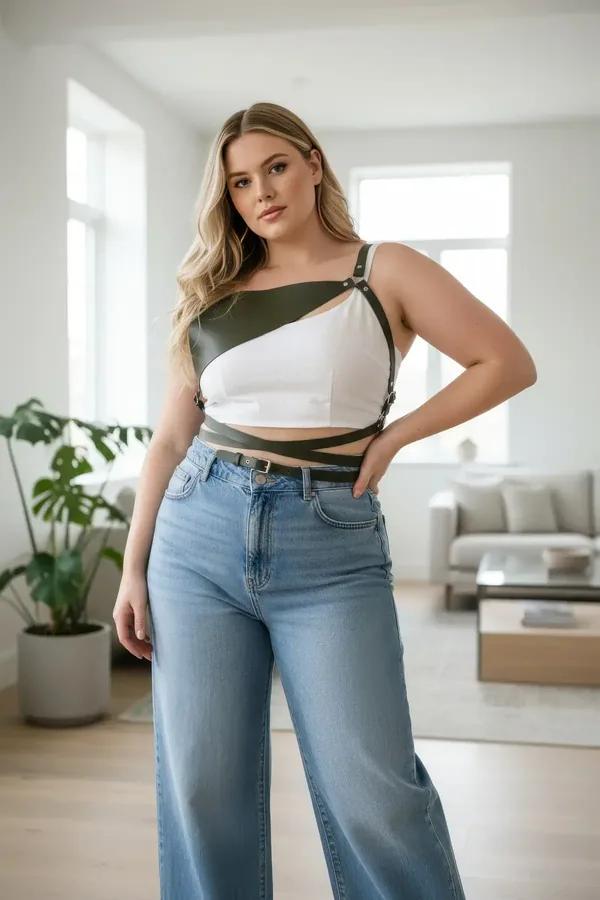 Bel askılı asimetrik iki tonlu zeytin suni deri çapraz panelli beyaz tabanlı harness crop top