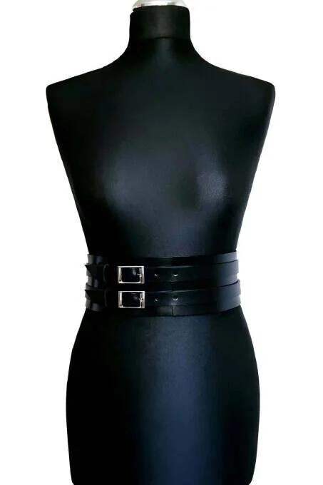 Çift gümüş dilli toka gösteren siyah vegan deri geniş bel kemeri harness, önden görünüm