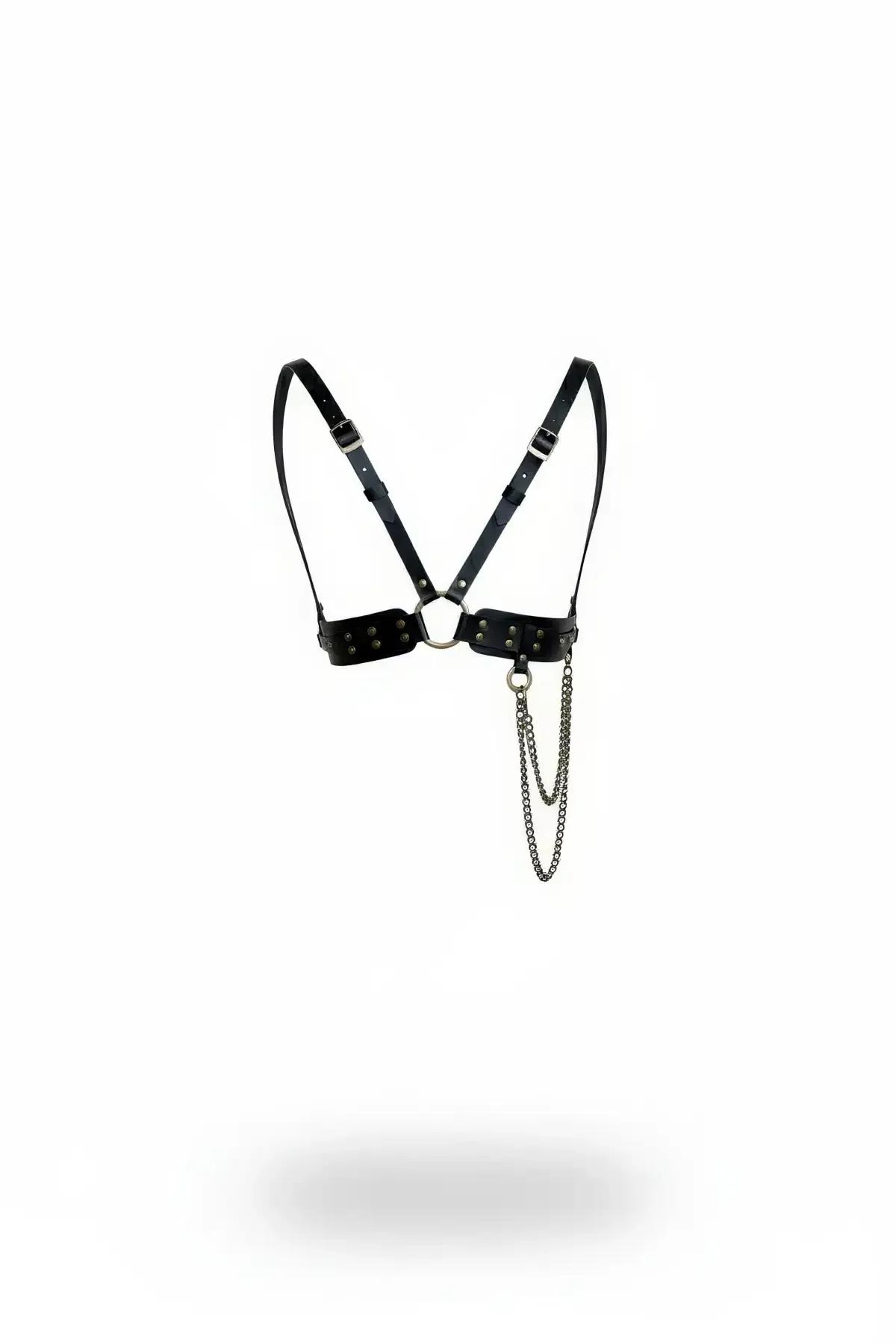 Siyah vegan deri göğüs harness, gümüş O-ring, perçinli göğüs bandı ve çift sarkan zincir detayı