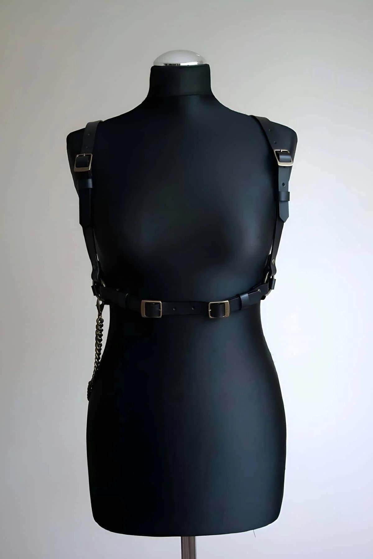 Siyah PU deri underbust harness bandındaki antik bronz O-halka ve perçin zimba detayının yakın çekimi