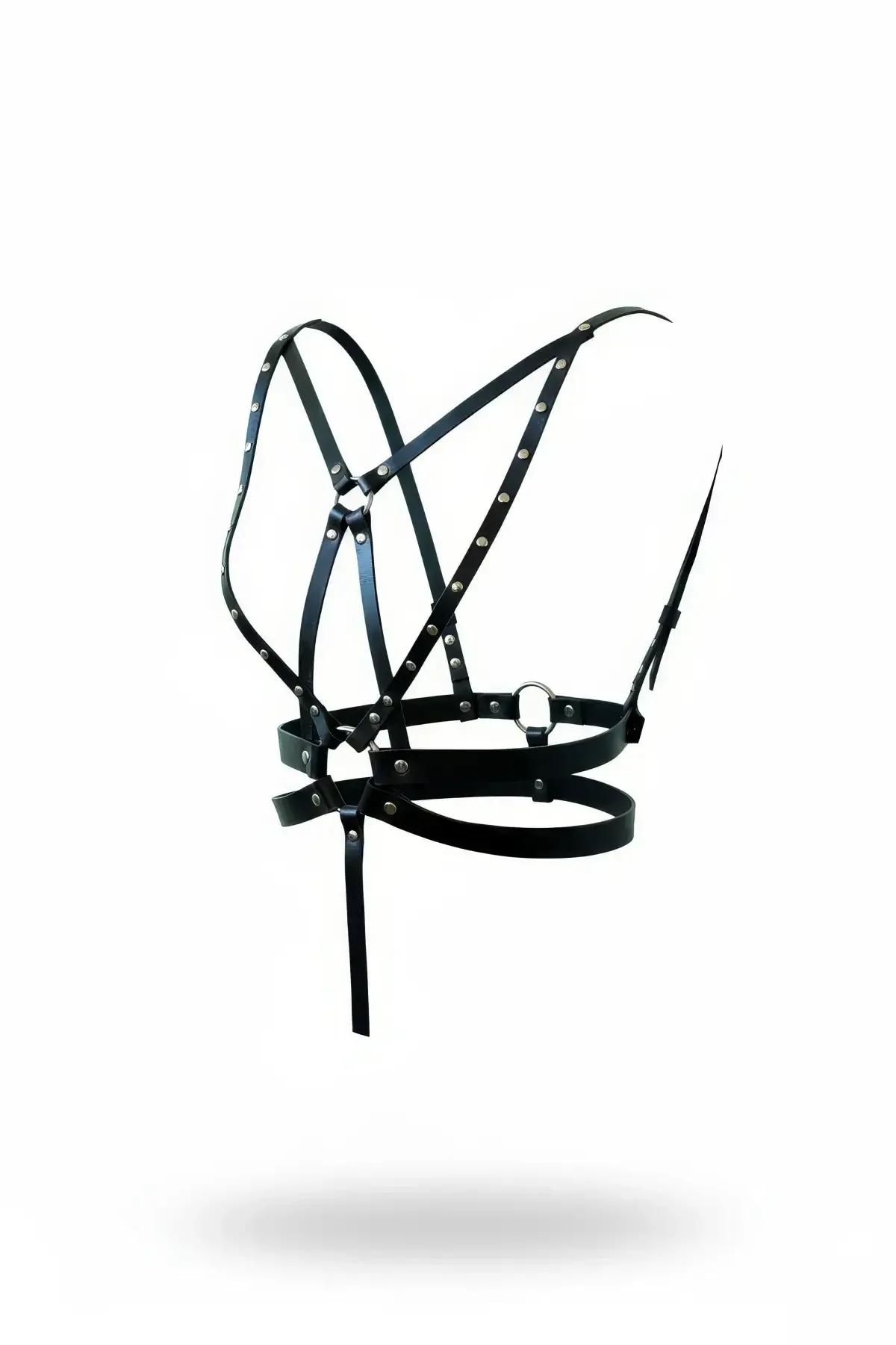 Siyah suni deri çok askılı vücut harness, gümüş kubbe zımbaları ve ön O-halka, beyaz arka planda düz ürün fotoğrafı