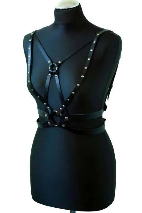 Siyah PU vegan deri göğüs harness O-ring ve gümüş perçin detayı çapraz bant geometrili manken üzerinde
